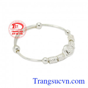 Vòng bạc mặt cún cho bé mang nét tinh nghịch và rất dễ thương.