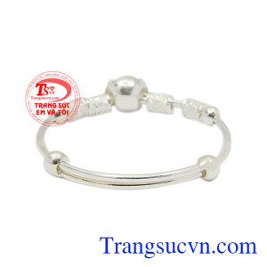 Các nhà chế tác đã khéo léo chạm khắc để chiếc lắc tay thêm sinh động hơn. Vòng bạc mặt cún cho bé