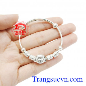 Sản phẩm sẽ là món quà ý nghĩa để dành cho bé yêu của bạn. Vòng bạc mặt cún cho bé