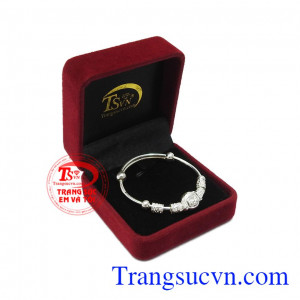 Tính kháng khuẩn tốt, hỗ trợ phòng và điều trị các bệnh về viêm mũi họng, hệ hô hấp nên các sản phẩm bạc được rất nhiều bậc cha mẹ lựa chọn. Vòng bạc mặt cún cho bé