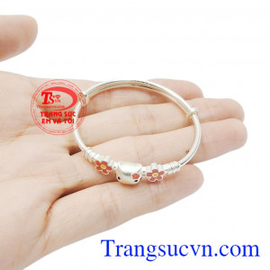 Bạc từ lâu đã được sử dụng để thử độc hay còn được sử dụng là chất kháng khuẩn. Vòng bạc mèo kitty dễ thương