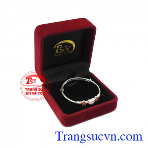 Từ đó, bạc trở nên phổ biến và được dùng đặc biệt cho trẻ nhỏ giúp củng cố hệ miễn dịch, điều trị bệnh viêm mũi họng. Vòng bạc mèo kitty dễ thương