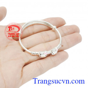 Với trẻ nhỏ, an toàn là ưu tiên hàng đầu, chính vì thế bạc đã được lựa chọn để giúp bảo vệ đề kháng của các bé. Vòng bạc mèo kitty đẹp