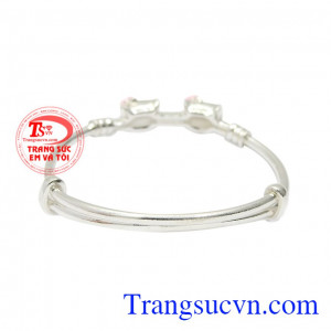 Hiểu được tâm lý của trẻ, các người thợ kim hoàn đã chế tác vòng tay với hình mèo kitty ngộ nghĩnh. Vòng bạc mèo kitty đẹp