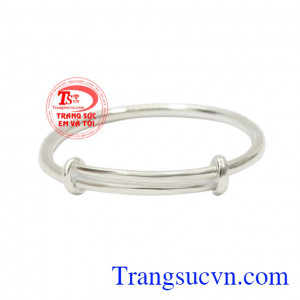 Ngoài ra, bạc còn tính kháng khuẩn và cản gió tốt giúp cho các bé khỏe mạnh. Vòng bạc tặng bé yêu