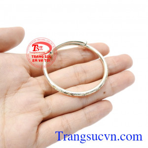 Các đường nét được chế tác tỉ mỉ, tinh xảo. Vòng bạc tặng bé yêu