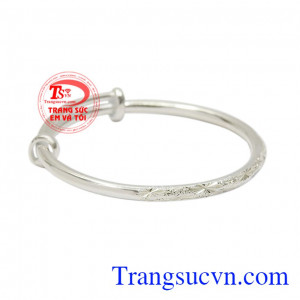 Vòng bạc tặng bé yêu được chế tác từ bạc 92.5 an toàn cho làn da của trẻ nhỏ. 