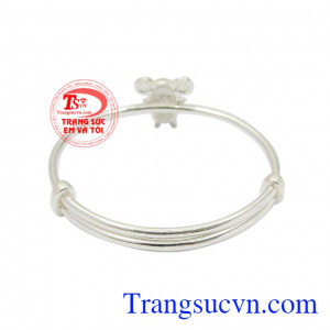 Bạc đã được sử dụng từ rất lâu trong đời sống như để thử độc hay làm chất kháng khuẩn, điều trị bệnh nhiễm trùng. Vòng bạc tuổi Tý vui vẻ