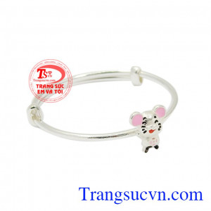 Vòng bạc tuổi Tý vui vẻ với hình chú chuột ngộ nghĩnh, đáng yêu. 