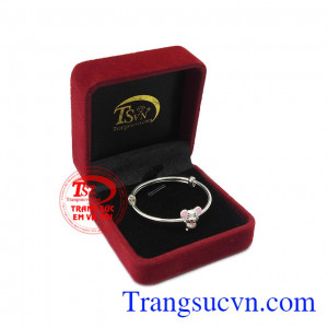 Đặc biệt, sản phẩm từ bạc rất an toàn cho bé và giúp cản gió. Vòng bạc tuổi Tý vui vẻ