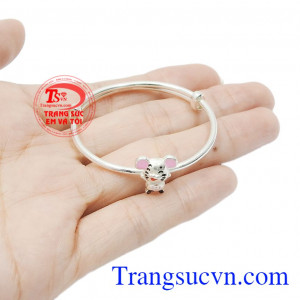 Ngày nay, trong y học bạc còn được sử dụng để điều trị bệnh nội khoa, viêm mũi họng, củng cố hệ miễn dịch. Vòng bạc tuổi Tý vui vẻ