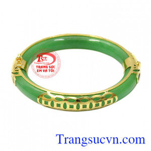 Vòng cẩm thạch bọc vàng kim tiền chế tác tinh xảo có giấy kiểm định đá quý uy tín.