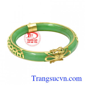 Vòng ngọc cẩm thạch mang đến bình an và may mắn cho người sử dụng.