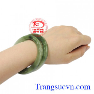 Người ta tin rằng ngọc cẩm thạch có thể mang lại may mắn, sự thịnh vượng cho người sử dụng.