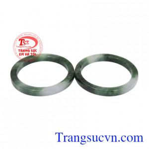 Vòng tay đôi được chế tác bản vuông thể hiện sự mạnh mẽ, cá tính và bản lĩnh của người dùng.