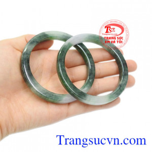 Đặc biệt, người ta tin rằng ngọc jadeite trải qua quá trình tích lũy hàng triệu năm đem đến nguồn năng lượng tích cực, bảo vệ và che chở cho chủ nhân.