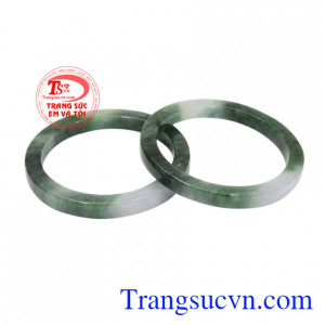 Vòng đôi ngọc jadeite an nhiên là sản phẩm đang được yêu thích tại Trang sức Em và Tôi.