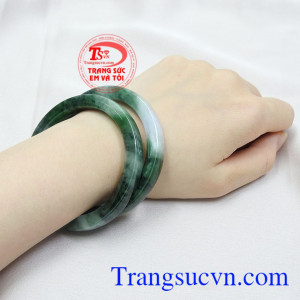 Vòng đôi ngọc jadeite an nhiên có giấy kiểm định đá quý.