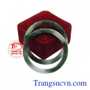 Vòng đôi ngọc jadeite an nhiên chất lượng.