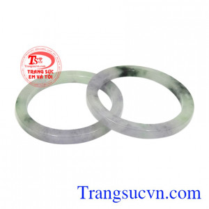Vòng đôi ngọc jadeite thiên nhiên kiểu bản vuông sang trọng và tinh tế.
