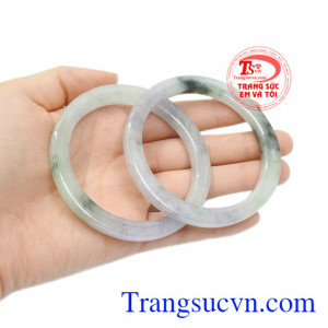 Vòng đôi ngọc jadeite thiên nhiên có giấy kiểm định đá quý, phù hợp làm quà tặng cho các bà, các mẹ trong dịp đặc biệt.