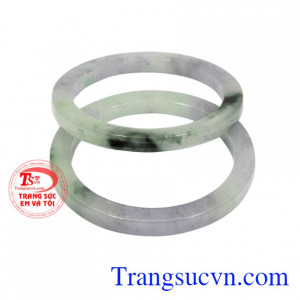 Không chỉ là món đồ trang sức mà ngọc jadeite hợp phong thủy mang tới nhiều may mắn và thịnh vượng cho người đeo.