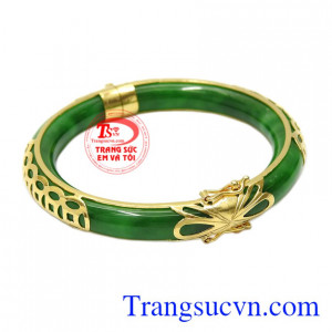 Vòng ngọc bọc vàng là sản phẩm được nhiều phái đẹp lựa chọn bởi sản phẩm toát lên được vẻ sang trọng đầy quý phái cho người đeo.
