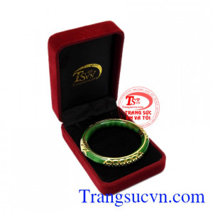 Sản phẩm phù hợp với nhiều kiểu trang phục từ quần áo đi làm, áo dài, hay những bộ đầm dự tiệc.