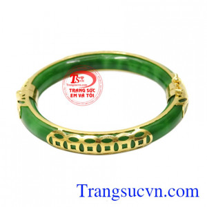 Vòng Jadeite bọc vàng kim tiền là gợi ý hay và mang lại may mắn cho các quý cô, quý bà.
