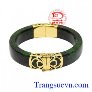 Vòng Jadeite bọc vàng tinh tế được chạm khắc tỉ mỉ mang đến vẻ đẹp sang trọng cho các quý bà.