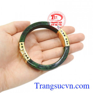 Vòng Jadeite bọc vàng tinh tế hợp thời trang.