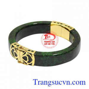 Ngày nay, vòng ngọc cẩm thạch được cải tiến nhiều kiểu dáng, mẫu mã vừa hiện đại vừa mang đến nét quý phái. 