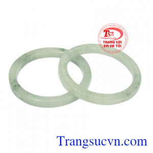 Vòng ngọc đôi mang đến bình an và hợp phong thủy.