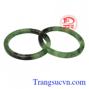 Vòng ngọc đôi được thiết kế bắt mắt với những đường vân ngọc sắc nét.