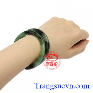 Bởi đeo vòng ngọc không chỉ để làm đẹp mà còn mang lại nhiều lợi ích về sức khỏe.