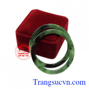 Người ta tin rằng, vòng ngọc cẩm thạch mang nhiều nguồn năng lượng tích cực giúp điều hòa khí huyết, giảm đau đầu, bài trừ các chất độc ra ngoài cơ thể.