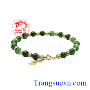 Thiết kế trẻ trung, hợp thời trang giúp cho người dùng dễ dàng kết hợp cùng nhiều kiểu trang phục. Vòng tay jadeite độc đáo