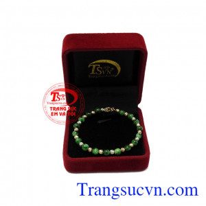 Ngọc cẩm thạch thiên nhiên là loại ngọc quý, có tác dụng mang đến bình an và may mắn cho người dùng. Vòng tay jadeite độc đáo