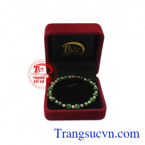 Sản phẩm hợp thời trang nên dễ dàng kết hợp với nhiều kiểu trang phục. Vòng tay jadeite thời trang