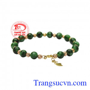 Sự kết hợp vàng màu cùng những viên cẩm thạch thiên nhiên tạo nên một chiếc vòng tay đẹp mắt. Vòng tay jadeite thời trang