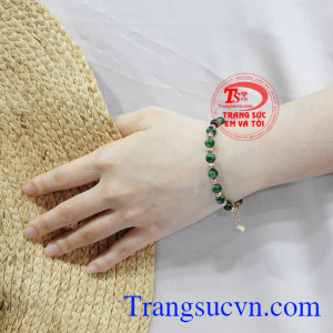 Vòng tay jadeite thời trang là món quà ý nghĩa dành tặng tới người phụ nữ mà bạn yêu thương.