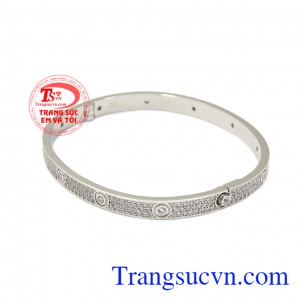 Vòng tay nữ đẳng cấp được chế tác từ vàng tây 18k kết hợp với rất nhiều viên đá cz tạo độ lấp lánh và sang trọng cho sản phẩm. 