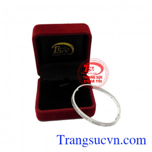 Vòng tay nữ đẳng cấp vàng trắng dễ dàng kết hợp cùng nhiều kiểu trang phục. 