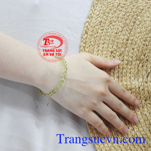 Vòng tay peridot đẹp phù hợp với người mệnh mộc và mệnh hỏa.