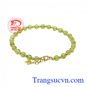 Kiểu dáng trang nhã, nhẹ nhàng và tinh tế giúp tôn lên nét đẹp của người phụ nữ. Vòng tay peridot đẹp