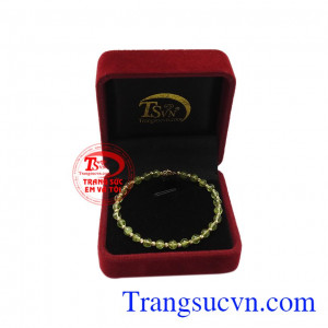 Ngoài ra, vòng tay peridot hợp phong thủy mang đến sự an lành, hạnh phúc. Vòng tay peridot đẹp