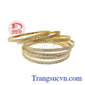 Thiết kế và chế tác theo công nghệ hiện đại mang tới bộ vòng tuần hoàn mỹ cho phái đẹp. Vòng tuần vàng quý phái
