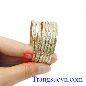 Vòng tuần vàng quý phái dễ dàng kết hợp cùng các trang phục. 