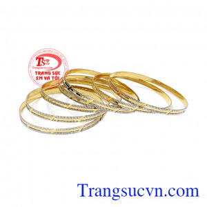 Sản phẩm giúp cho đôi tay người phụ nữ càng thêm quyến rũ hơn. Vòng tuần vàng sang trọng