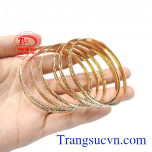 Được chế tác và nhập khẩu từ Italy nên mỗi một chi tiết đều được làm một cách tinh xảo. Vòng tuần vàng sang trọng